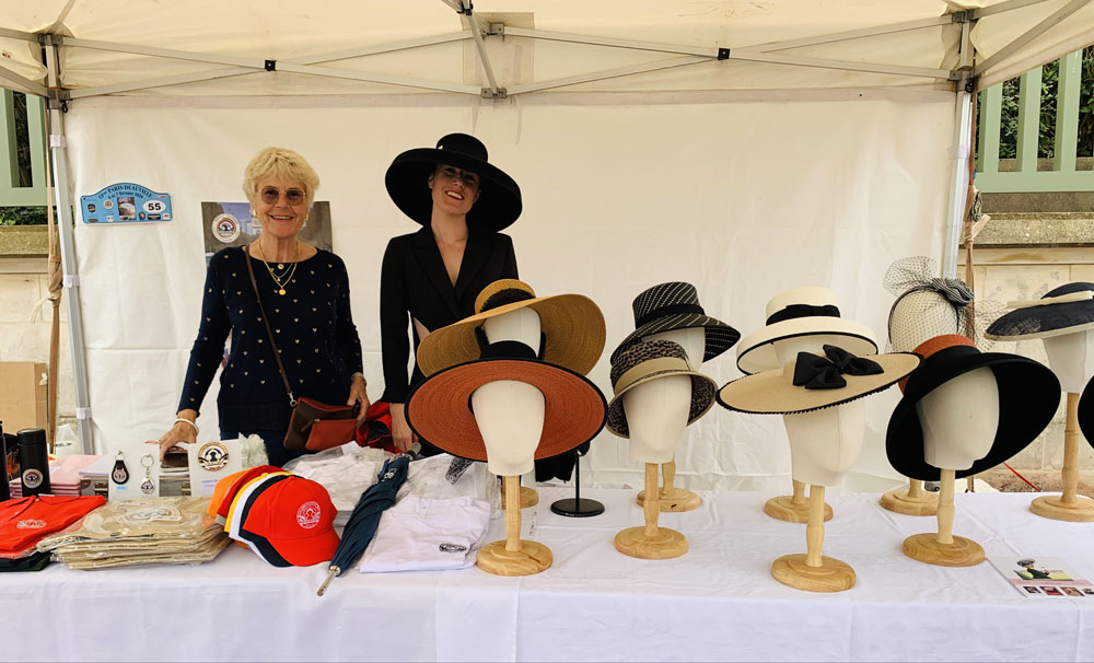 Geneviève-à-à-la-boutique-et-Laure-aux-Chapeaux-MG_3056-2
