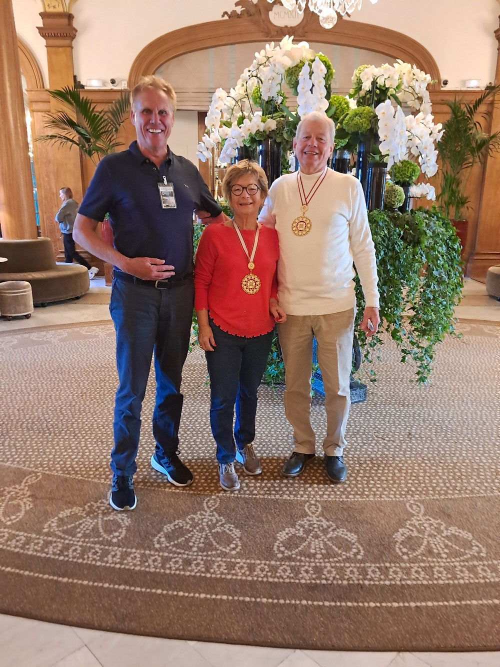 Medaille-d'or-de-la-ville-de-Cologne-remis-par-KLAUS-LAGENBACH-