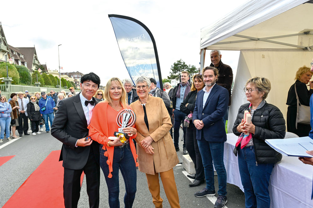 cat-3-trophée-argent-Aston-Martin-DB4-1964